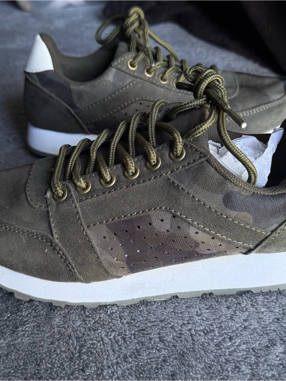 NEW 🎉 Olive Green Low-Top Sneakers with White Heel Tab